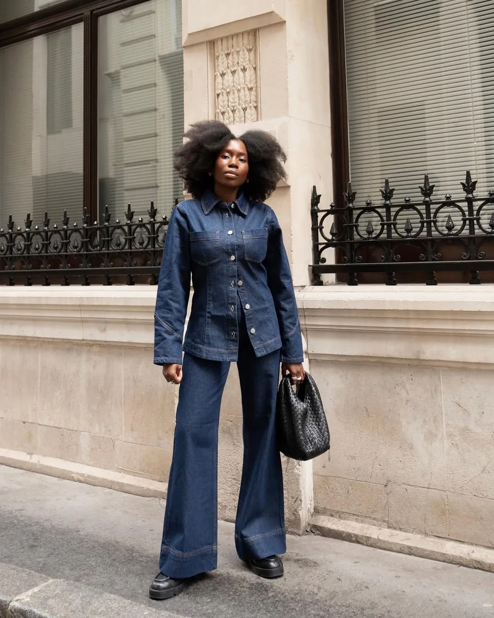 Chemise en jean et jean large évasé portés avec des mocassins noirs