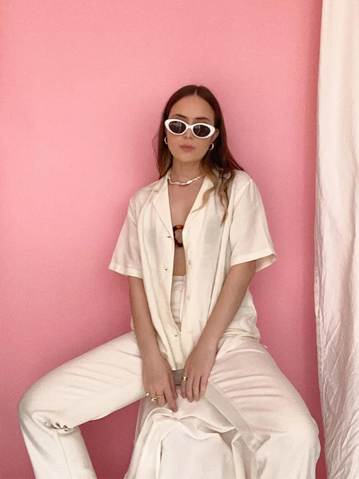 Chemise en lin crème portée en ensemble assorti