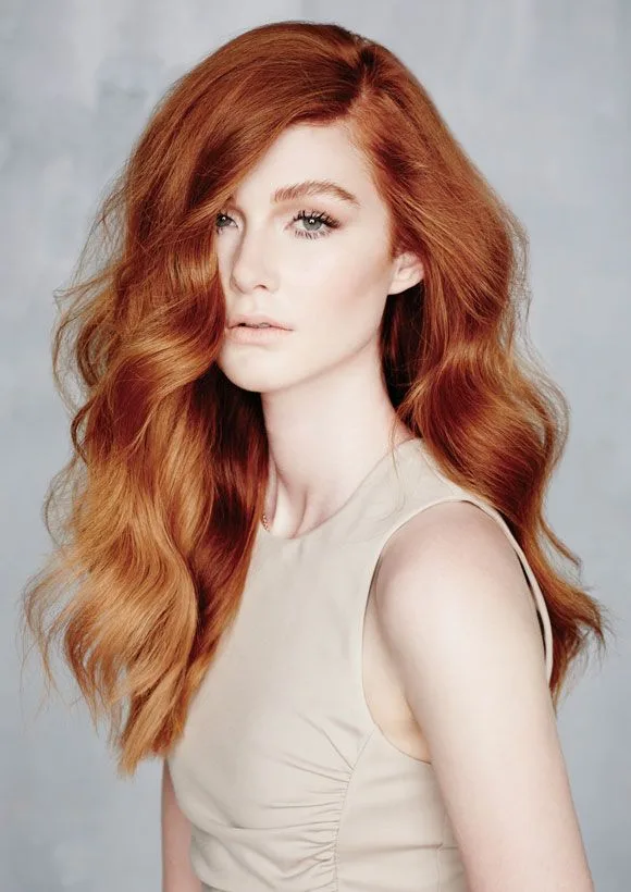 Cheveux auburn fondu vers un balayage pêche, portrait de face
