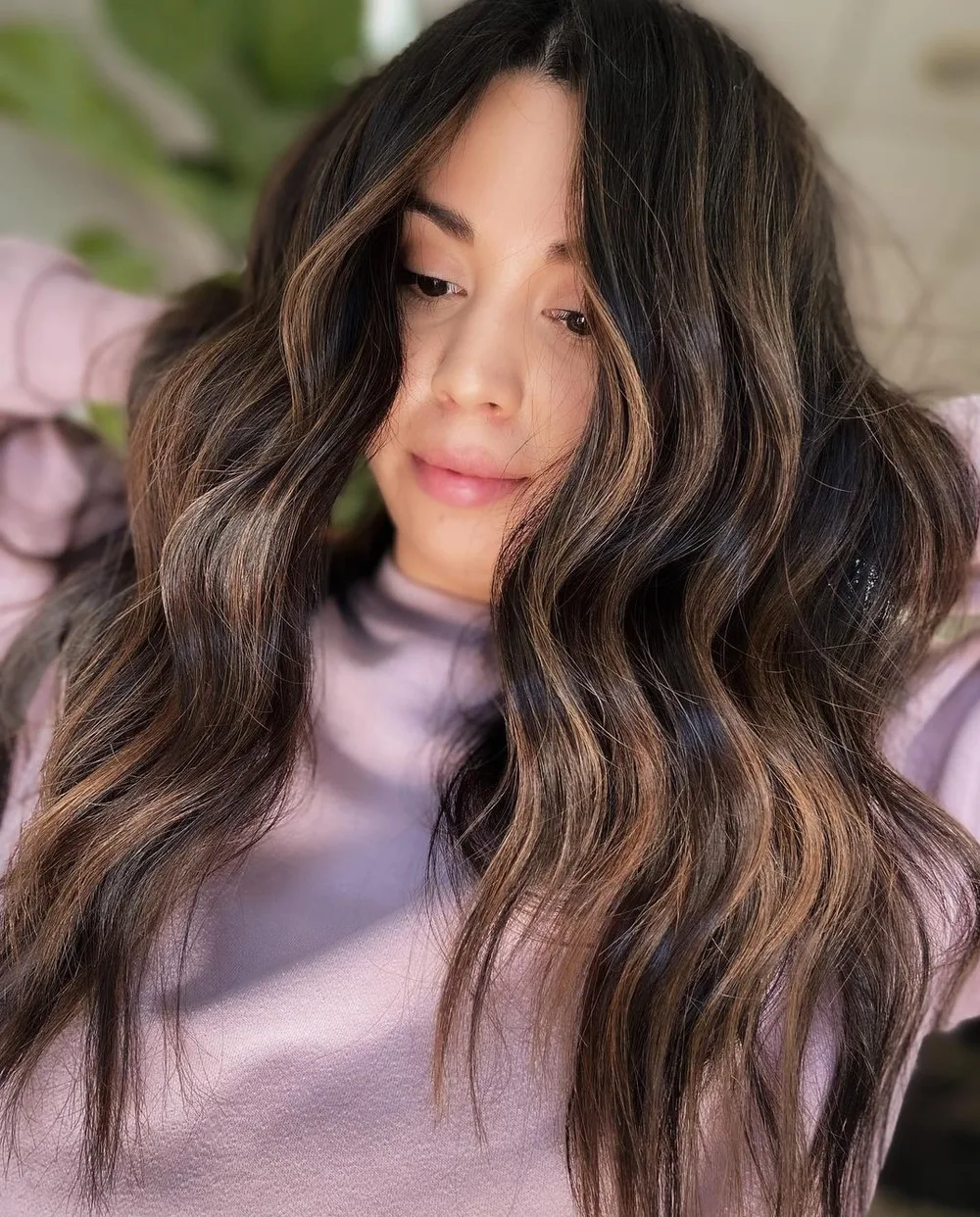 Cheveux avec balayage bronde entre brun et blond, ondulations douces, de face