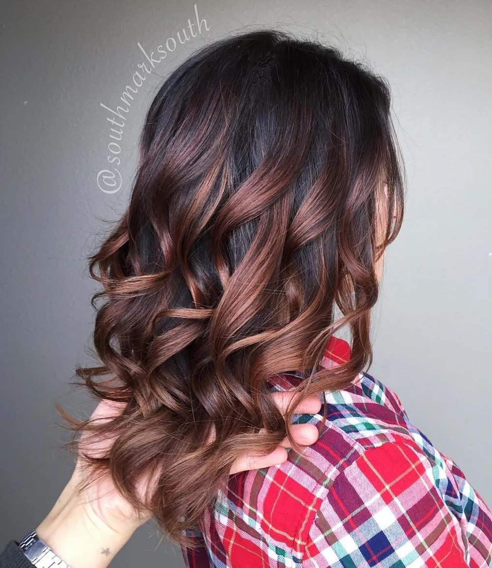 Cheveux avec balayage chocolat aux reflets cerise et rouges, dimensionnel, de profil
