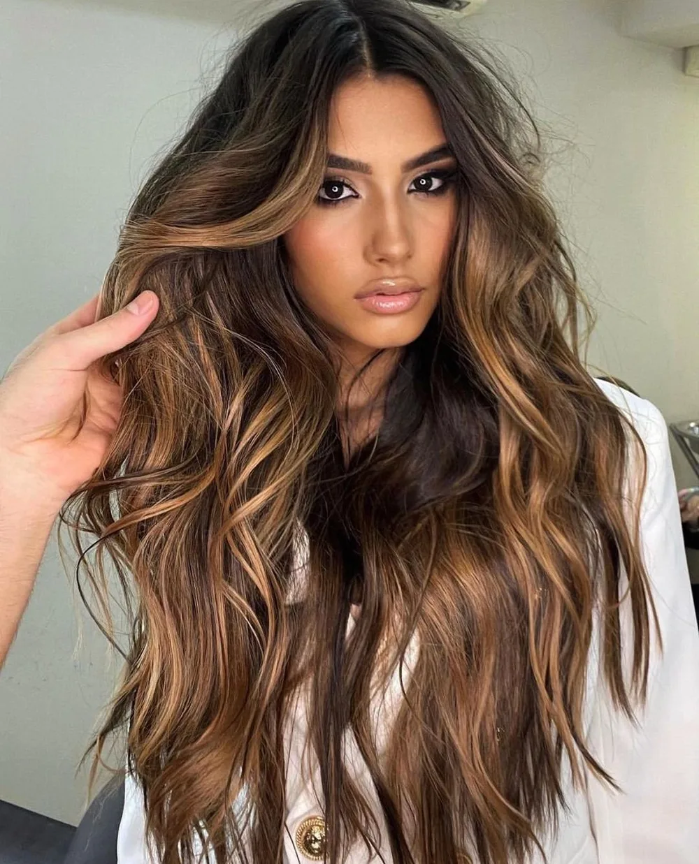 Cheveux avec balayage chocolat et caramel parfaitement fondus, longues ondulations, de face