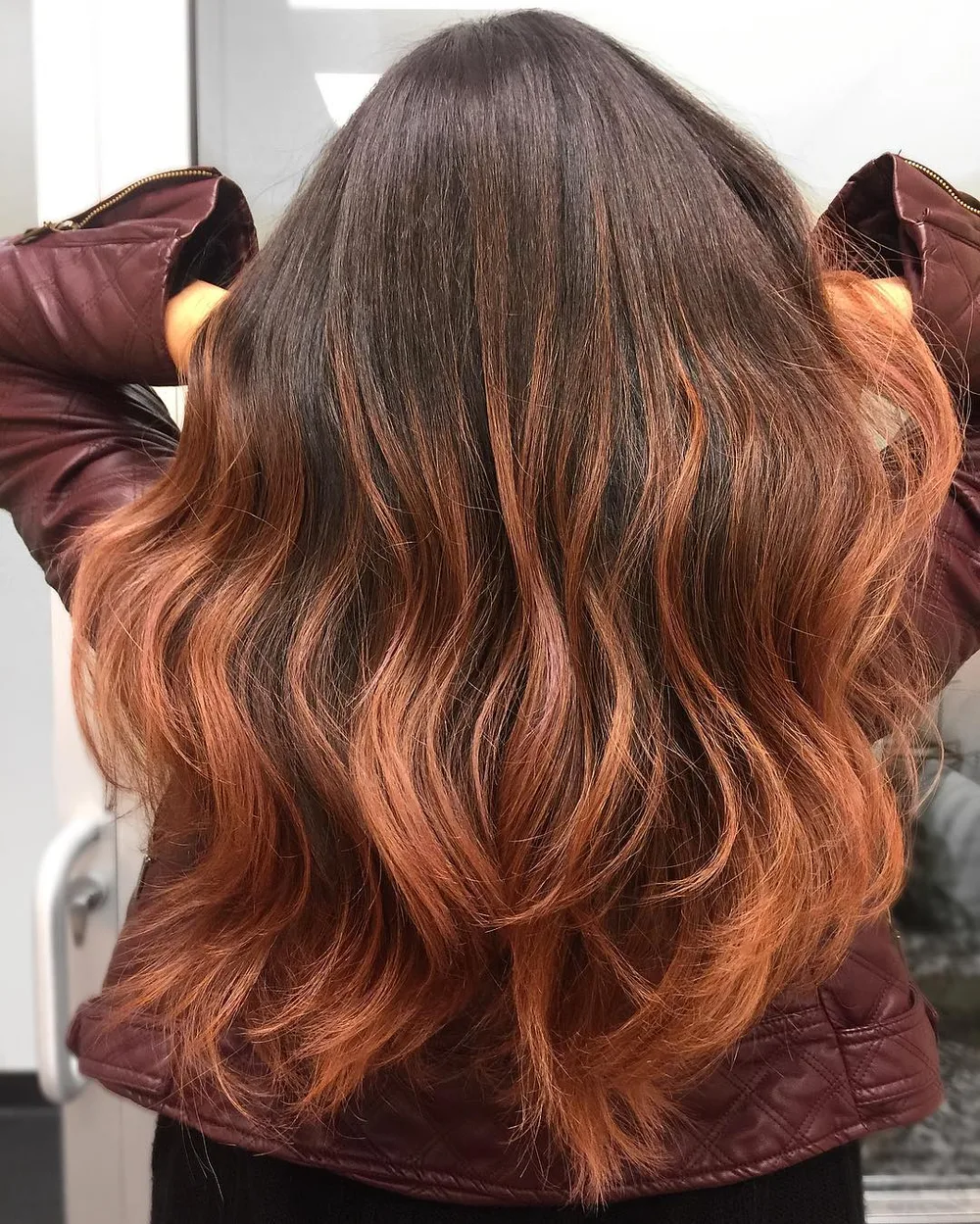 Cheveux avec balayage mushroom brown gris-beige froid sur lob, de profil