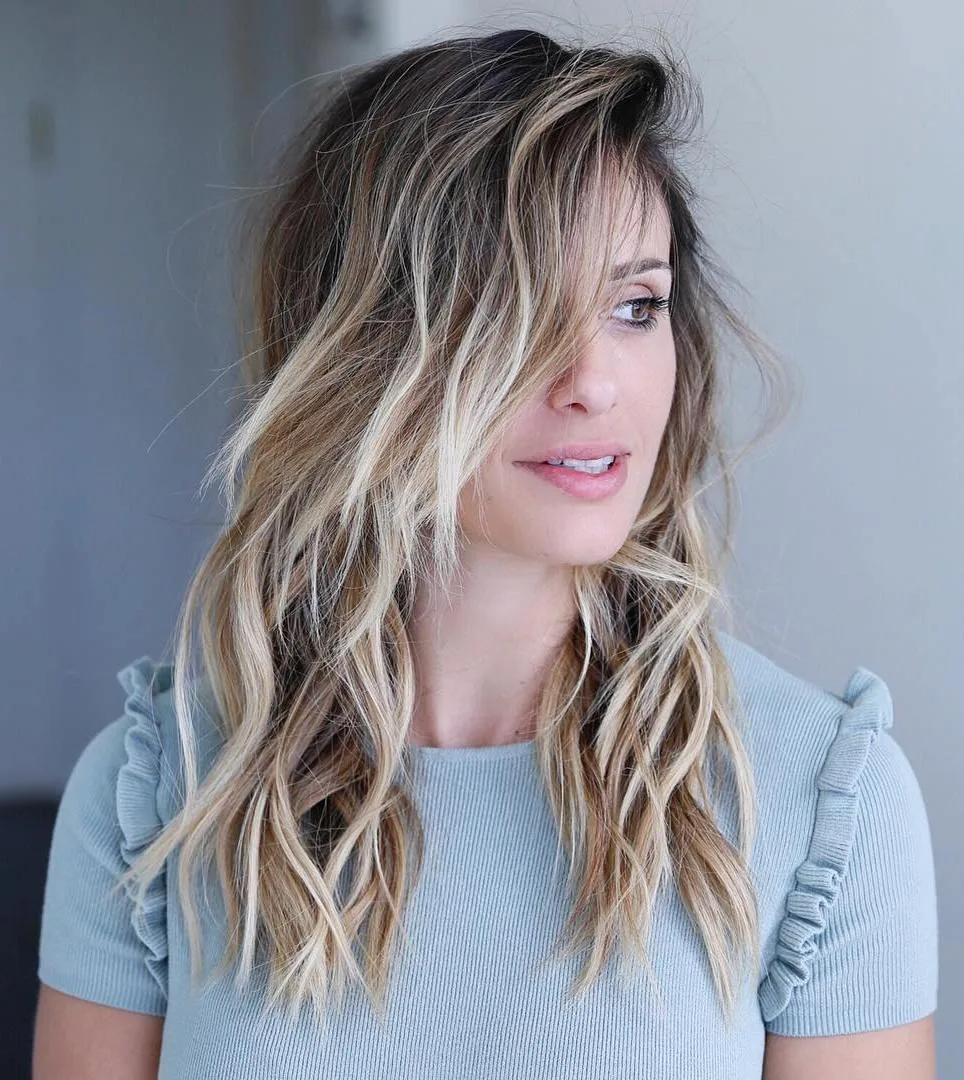 Cheveux bruns avec balayage blond contrasté sur longueur mi-longue, de face