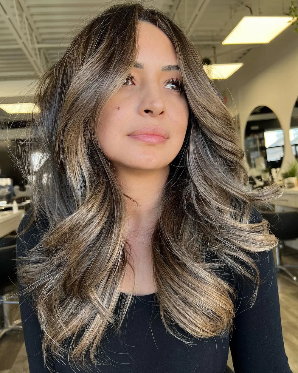 Cheveux bruns avec balayage bronde cendré aux reflets froids, de face