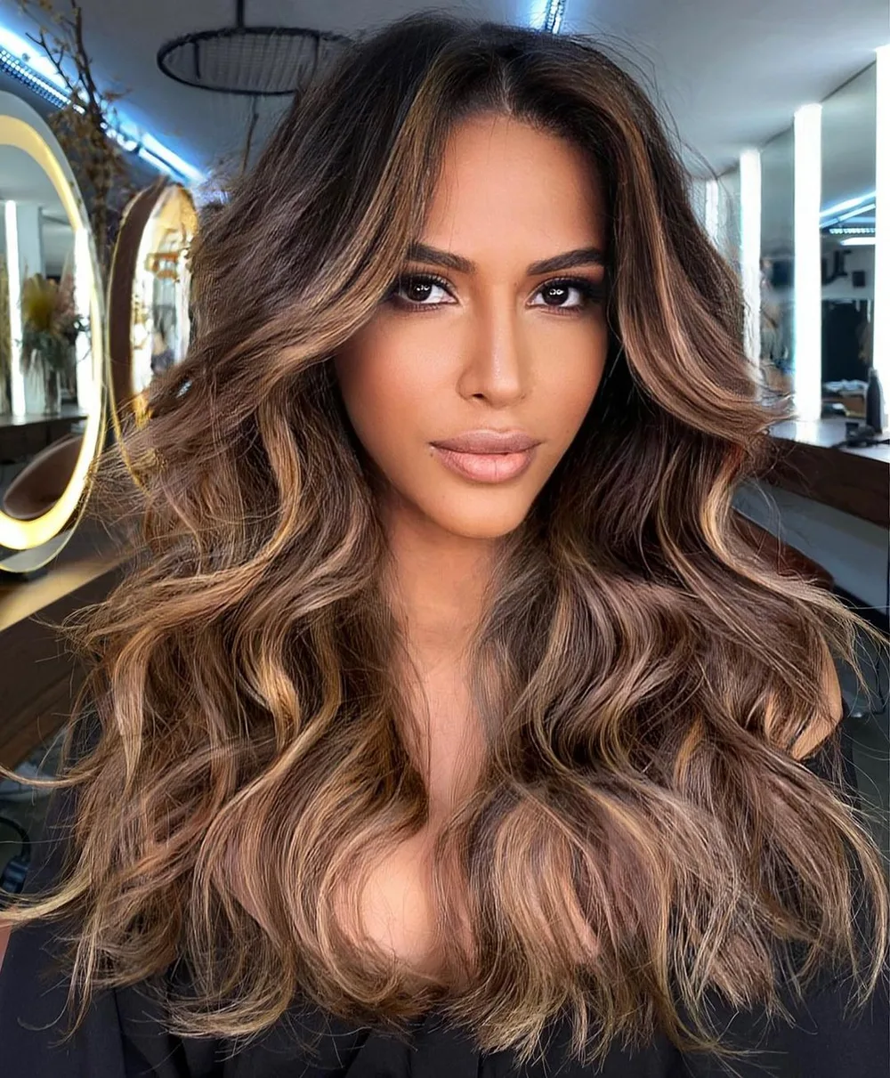 Cheveux bruns avec balayage caramel volumineux effet bombshell, de face