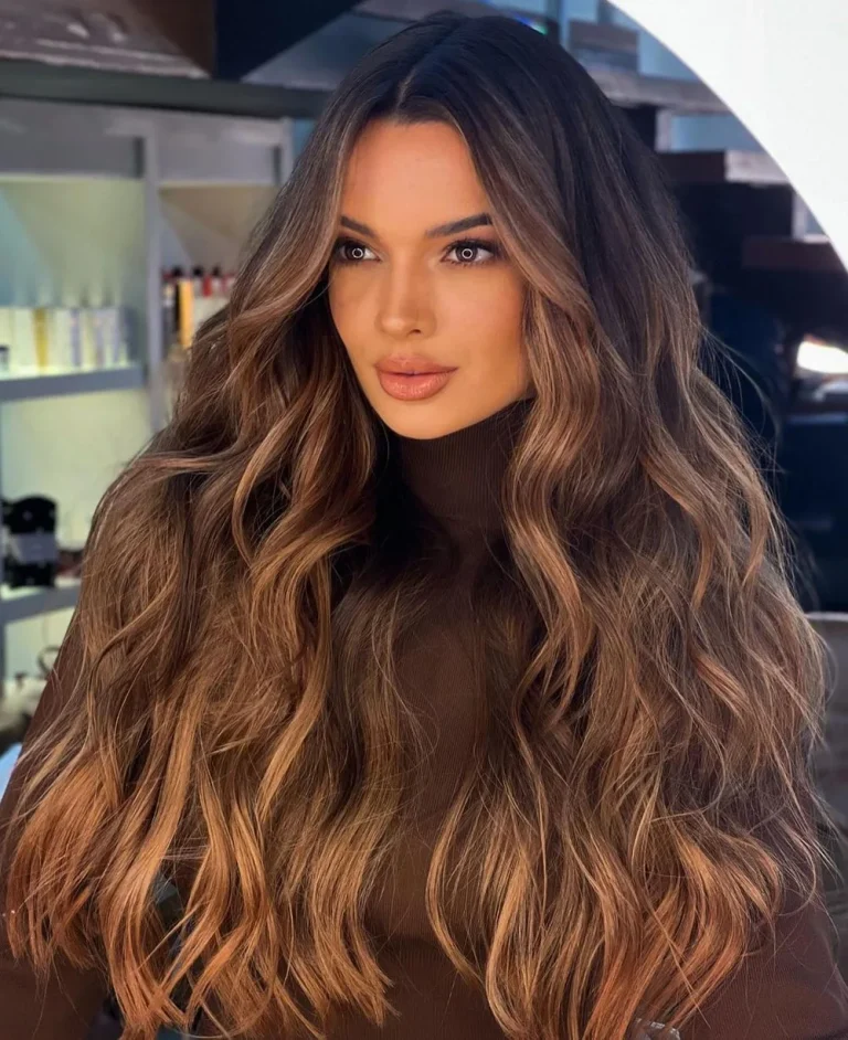 Cheveux bruns chocolat avec balayage caramel, longues ondulations, de face