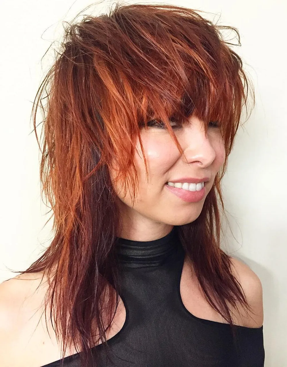 Cheveux cannelle cuivré nuancé sur coupe shag avec frange, de face