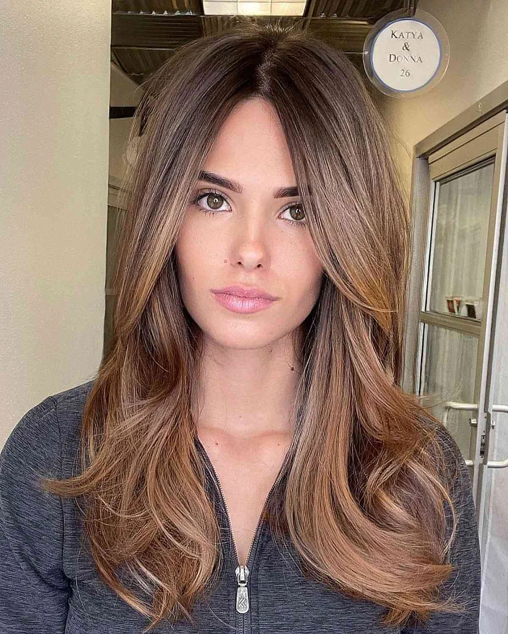Cheveux chocolat au lait, brun clair crémeux et lumineux, de face