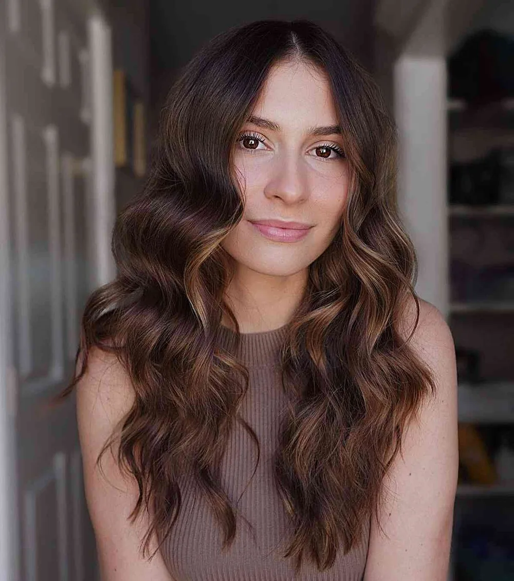 Cheveux chocolat avec balayage doré naturel mi-long, portrait de face