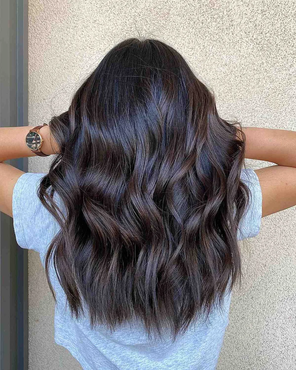 Cheveux chocolat cendré aux reflets froids, longueurs ondulées de face