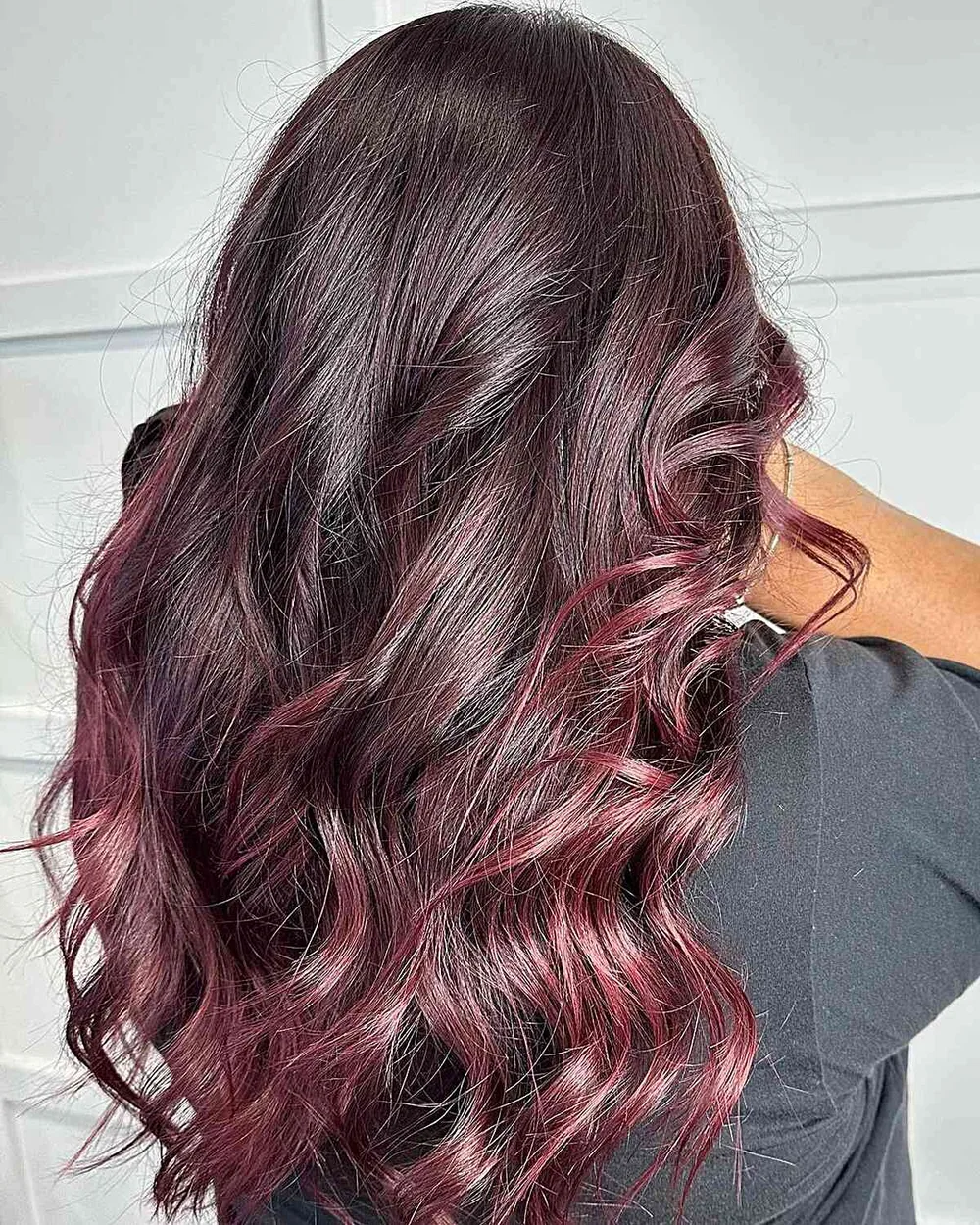 Cheveux chocolat cerise aux reflets rouges profonds, ondulations de plage