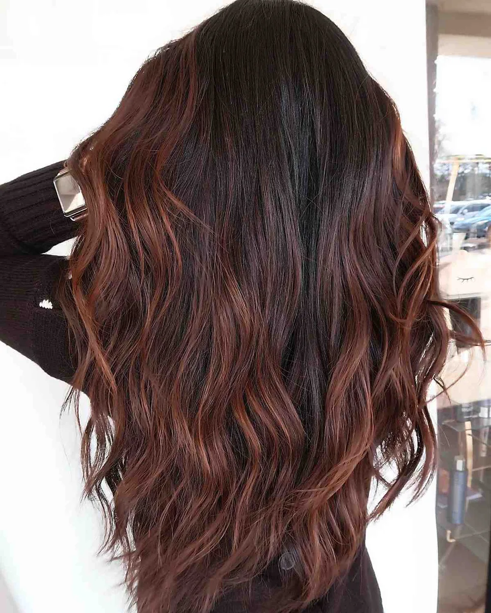 Cheveux chocolat foncé avec caramel affirmé, contraste dimensionnel