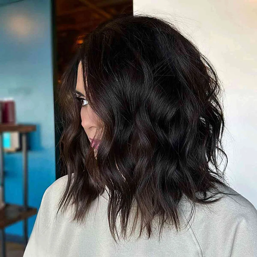 Cheveux chocolat noisette chaud avec reflets, longueurs ondulées