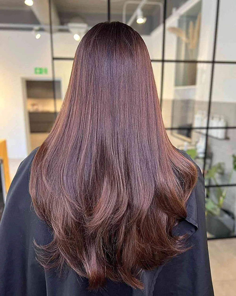 Cheveux chocolat sun-kissed éclaircis par le soleil, de face