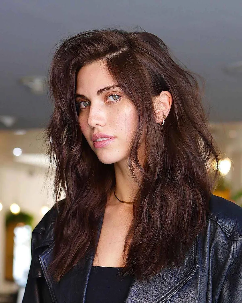 Cheveux couleur moka brun brillant et lumineux, portrait de face