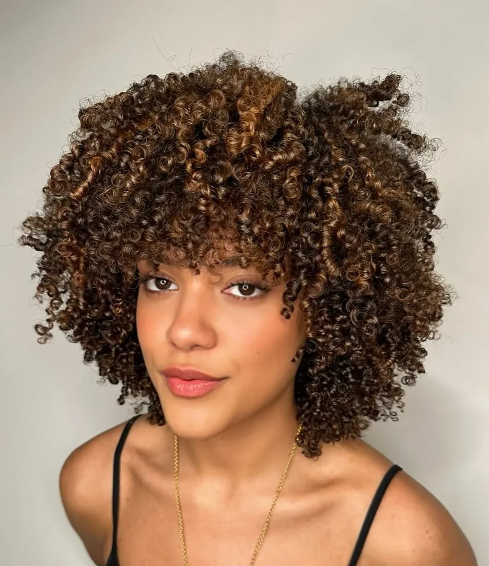 Cheveux crépus en twist-out défini très volumineux et bouclé, de face