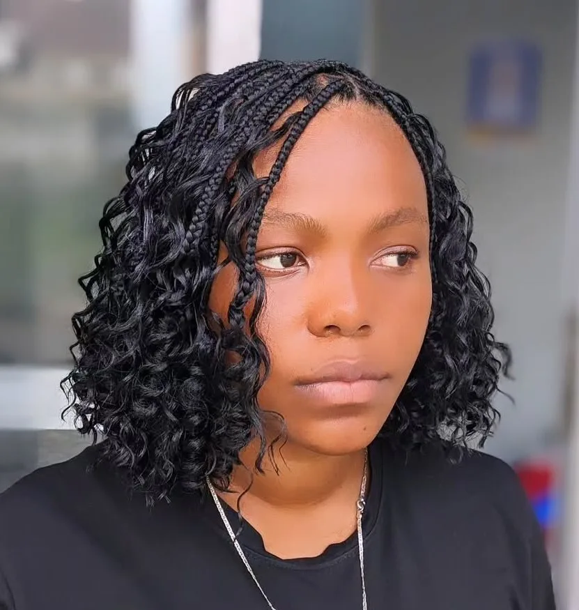 Cheveux crépus en wash-and-go aux boucles définies et brillantes, de face