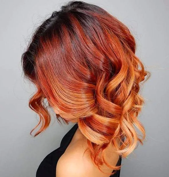 Cheveux cuivre ardent flamboyant aux pointes abricot, coupe lob bouclée