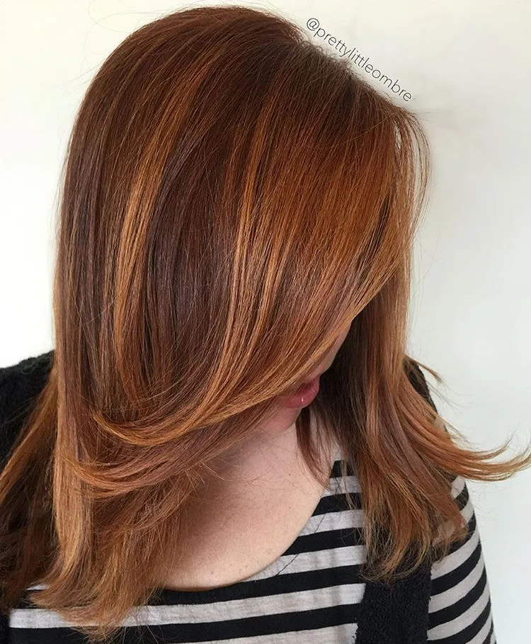 Cheveux cuivré doux sur coupe lob, longueur épaules de profil