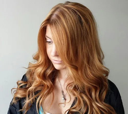 Cheveux cuivré miel abricot doux et lumineux, longues ondulations