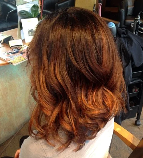 Cheveux en ombré cuivré subtil des racines aux pointes, mi-longs ondulés