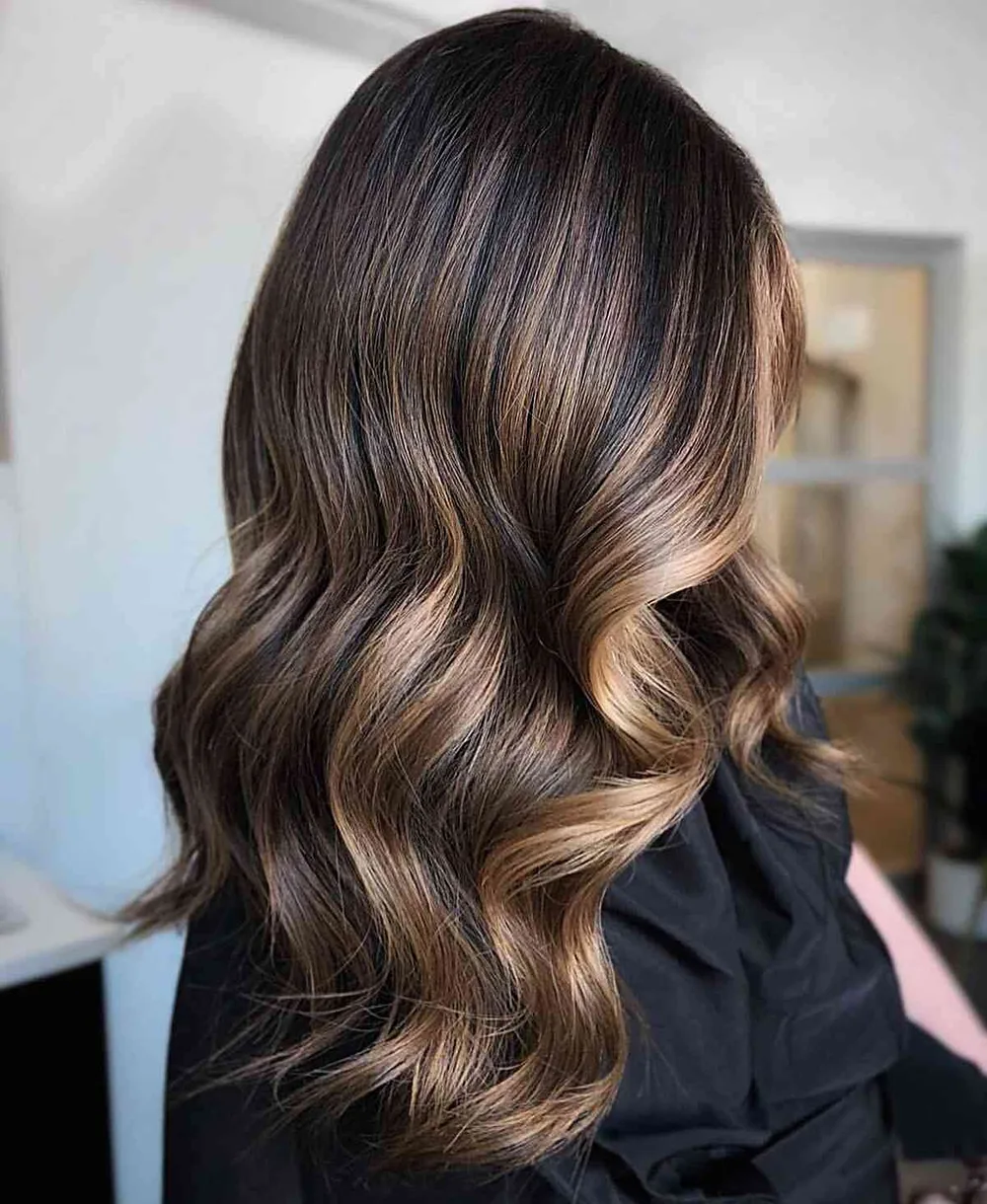 Cheveux en ombré du chocolat foncé vers le châtain clair, de profil