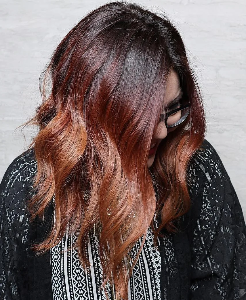 Cheveux fondu de racine noire vers cannelle cuivré, longues ondulations
