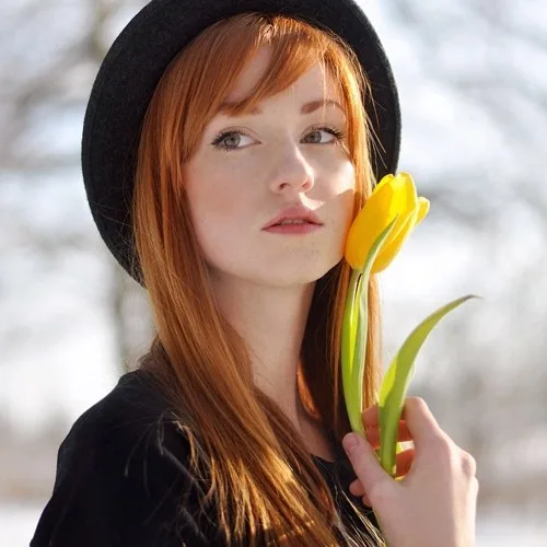 Cheveux roux cuivré fin et lumineux, longueurs raides, portrait de face