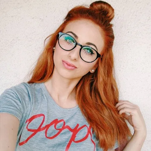 Cheveux roux cuivré naturel décontracté avec lunettes, de face