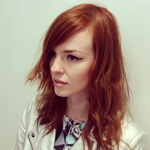 Cheveux roux cuivré plein et saturé sur cheveux fins, portrait de face