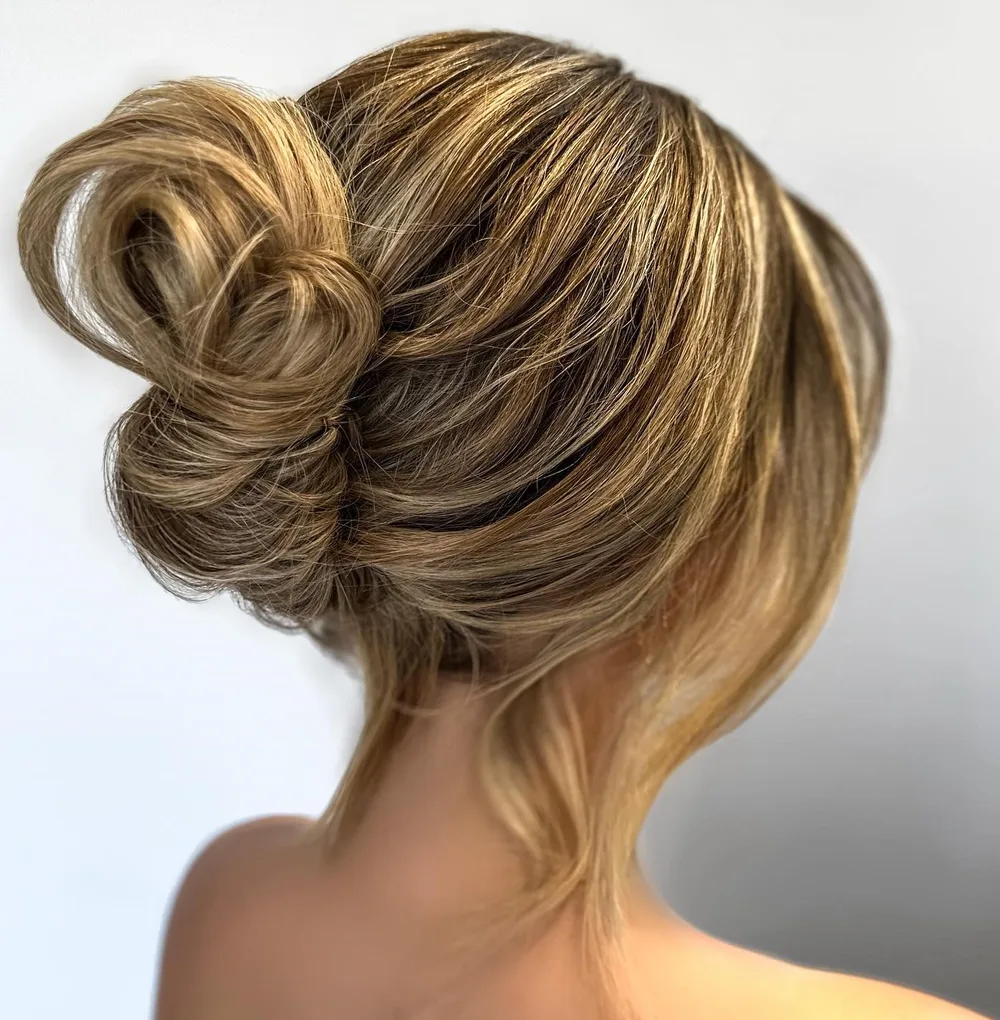 Chignon banane rapide et flou sur cheveux blonds