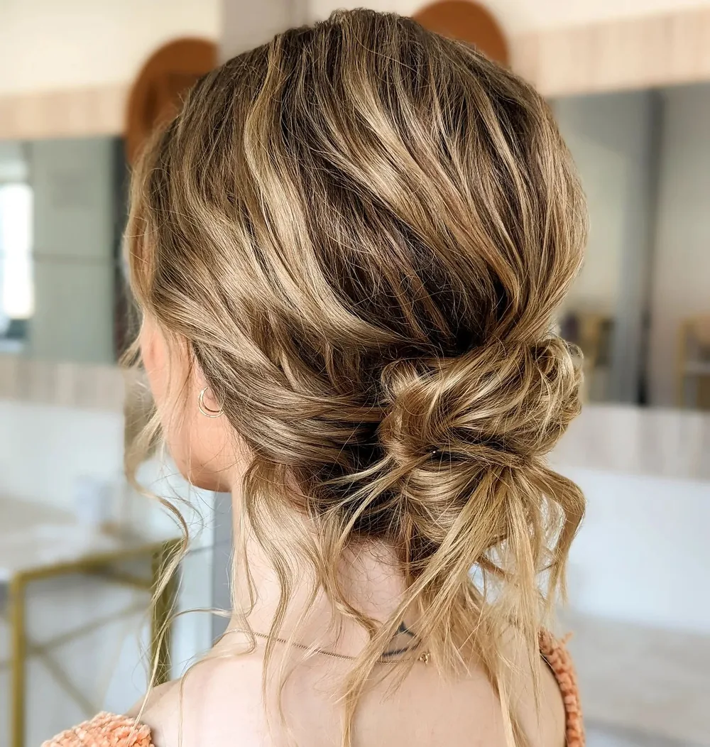 Chignon bas décoiffé rapide avec mèches libres