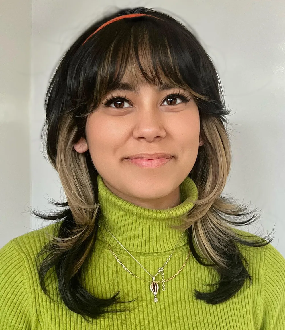 Coiffure rapide avec bandeau fin et frange sur cheveux mi-longs