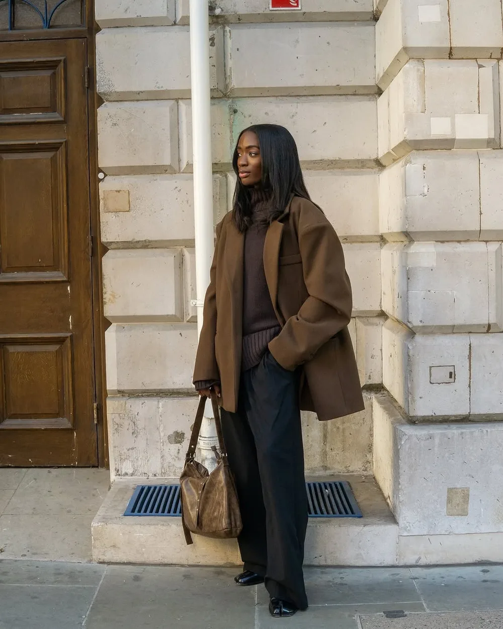 Col roulé marron avec blazer brun oversize et pantalon noir