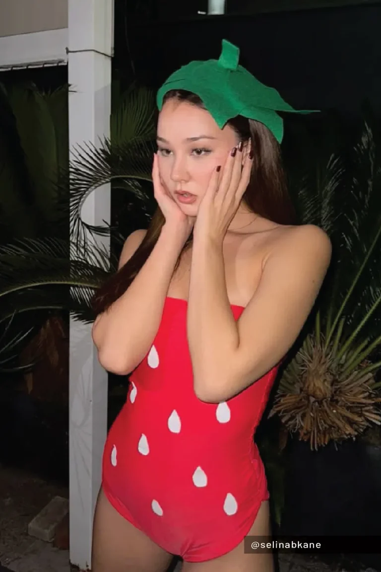 Costume de fraise avec body rouge à pois blancs et coiffe verte