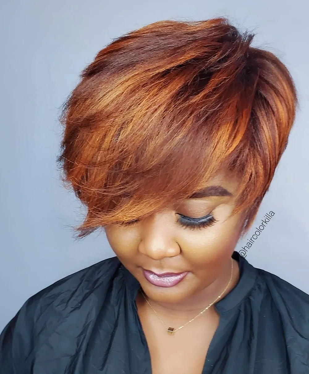 Coupe pixie auburn cuivré avec reflets orange lumineux, de face