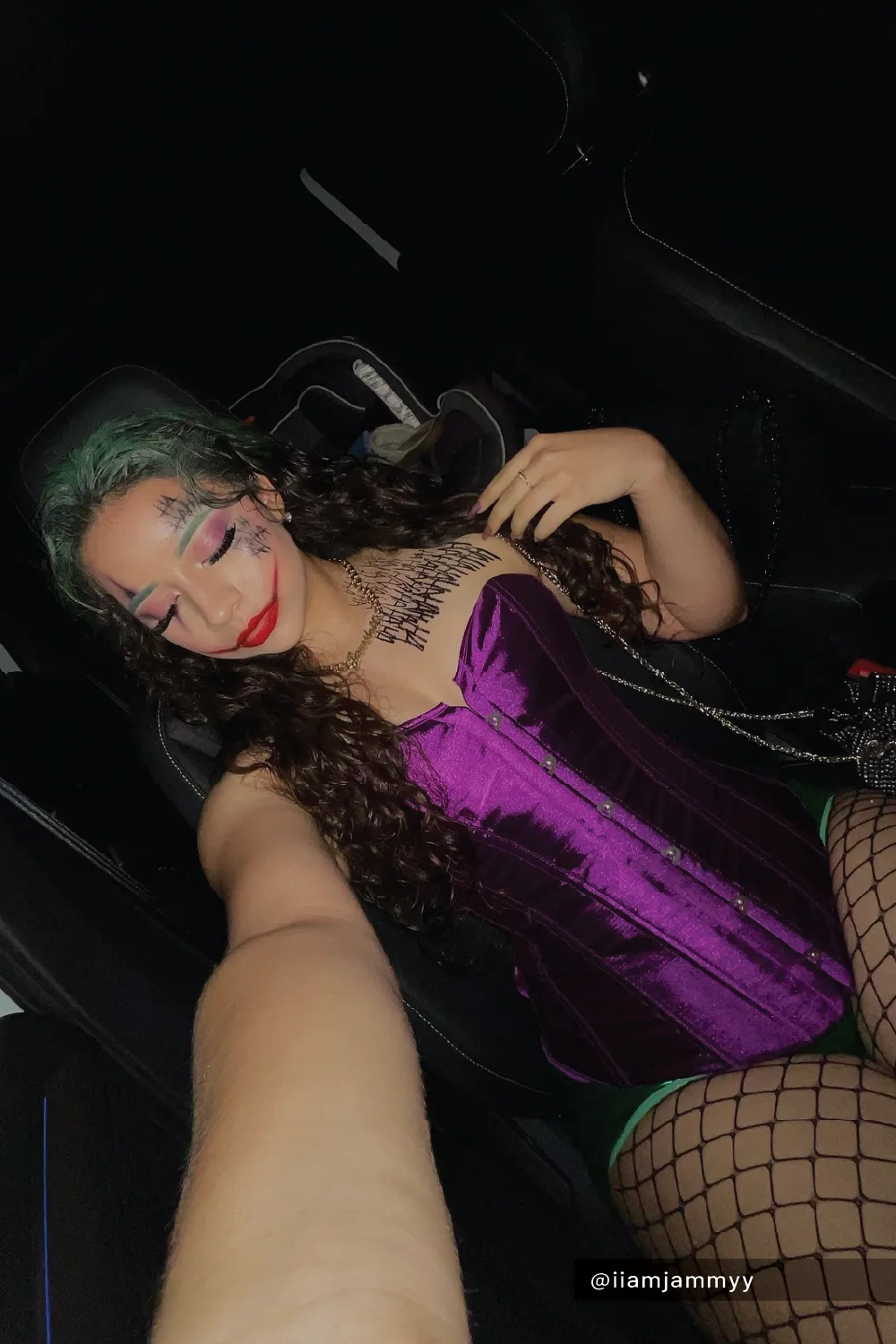 Déguisement du Joker avec corset violet, cheveux verts et maquillage rouge
