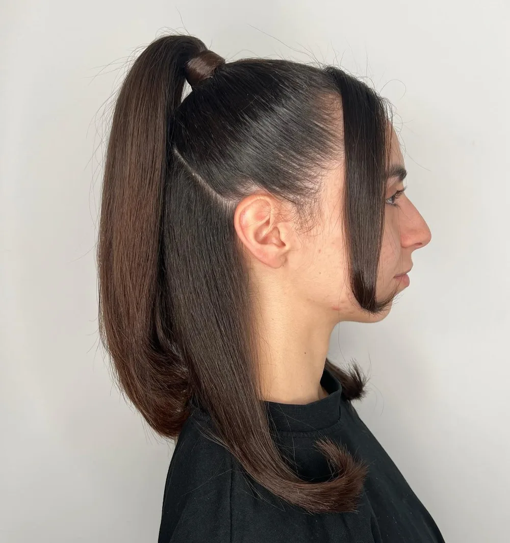 Demi-queue haute lisse sur cheveux noirs mi-longs
