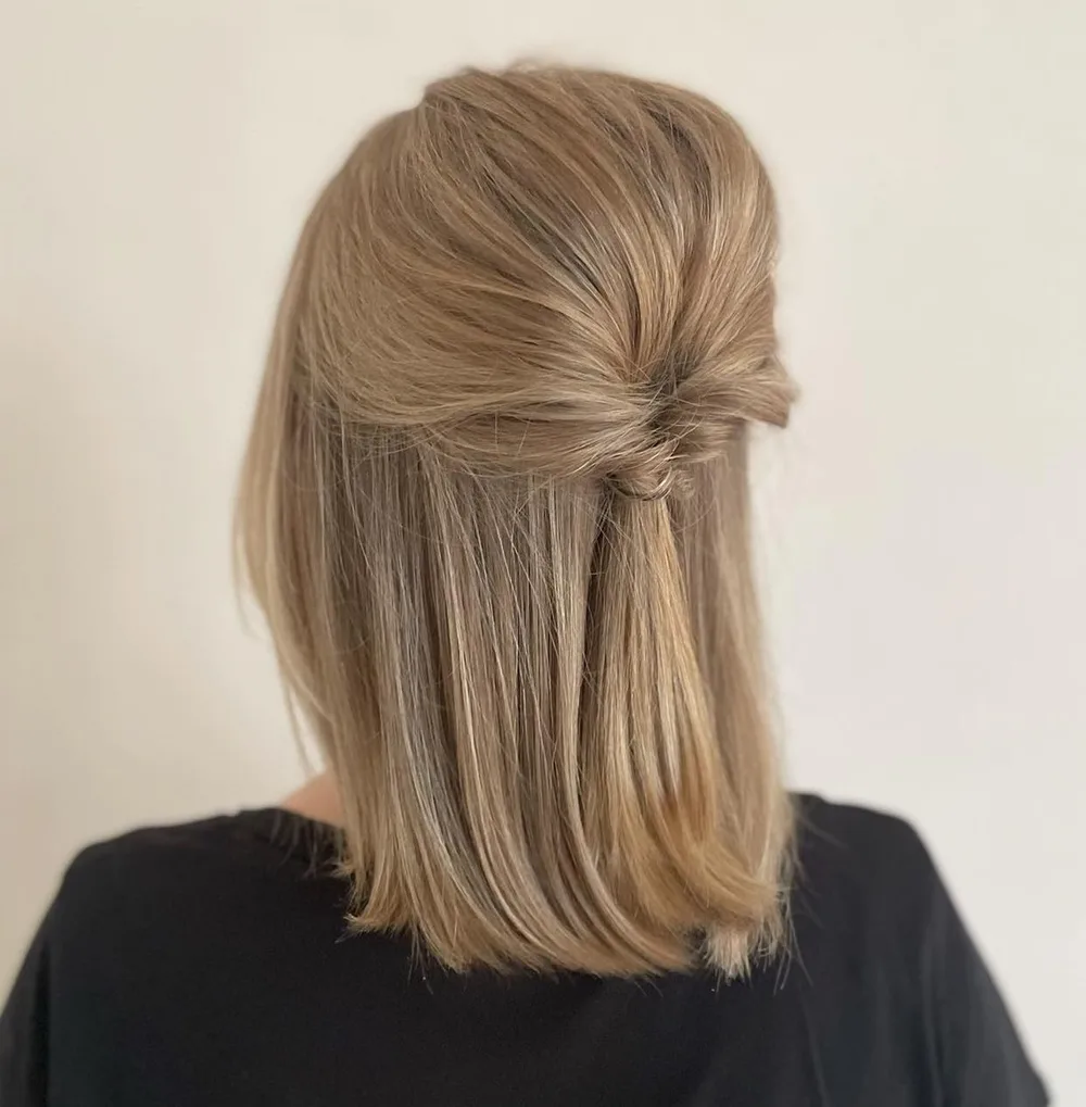 Demi-queue pull-through torsadée sur carré long blond
