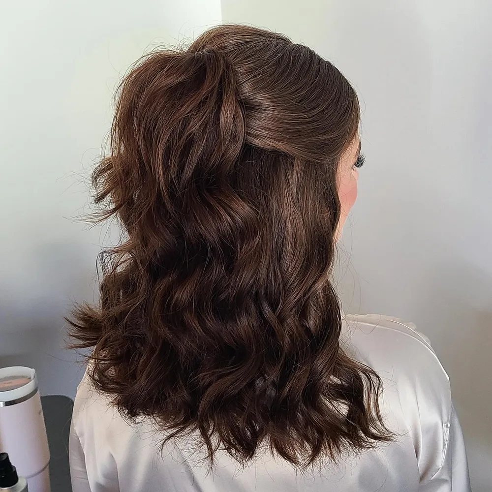 Demi-queue volumineuse sur cheveux mi-longs ondulés