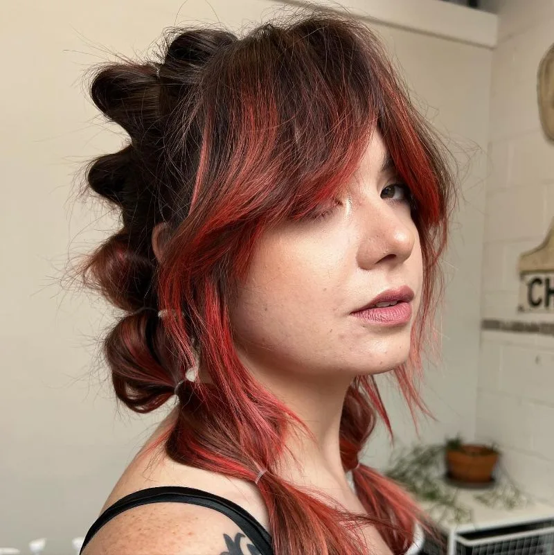 Deux bubble braids faciles sur cheveux roux mi-longs