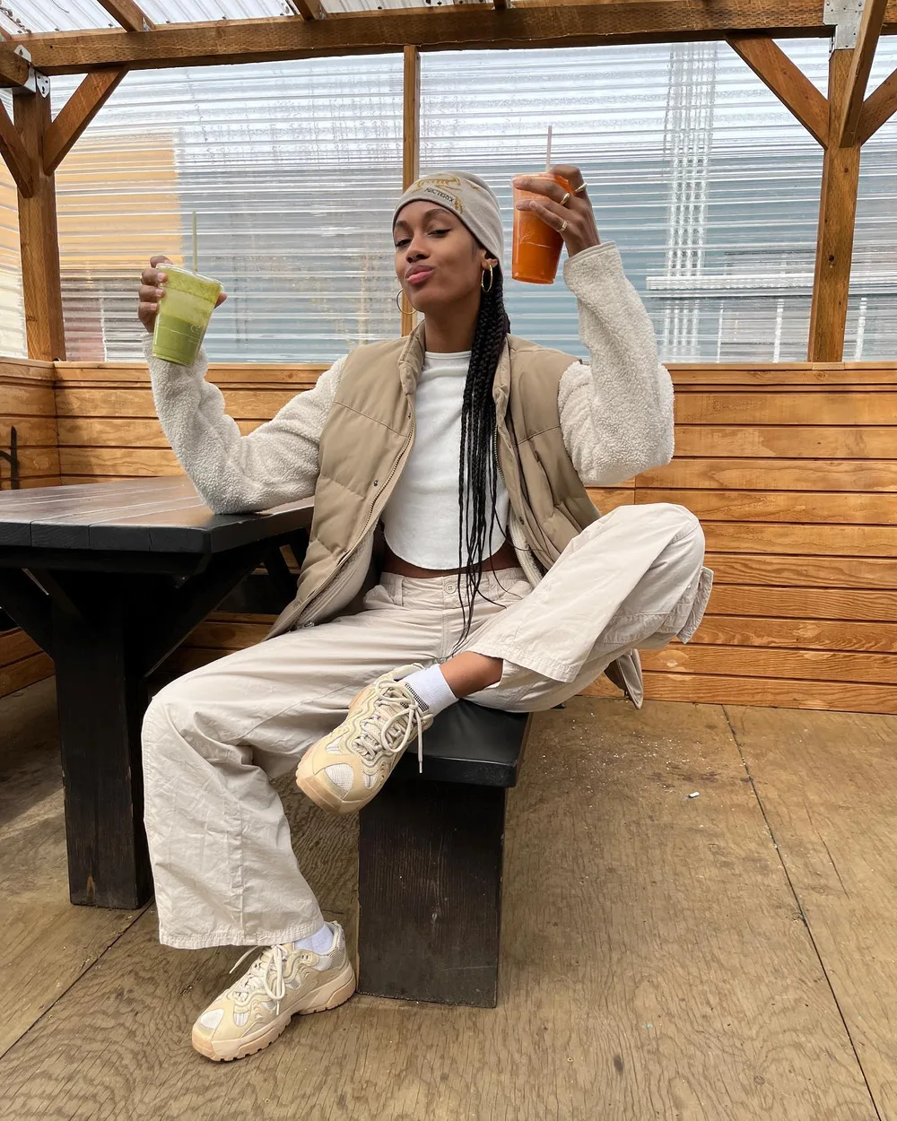 Doudoune sans manches beige avec pantalon clair et baskets