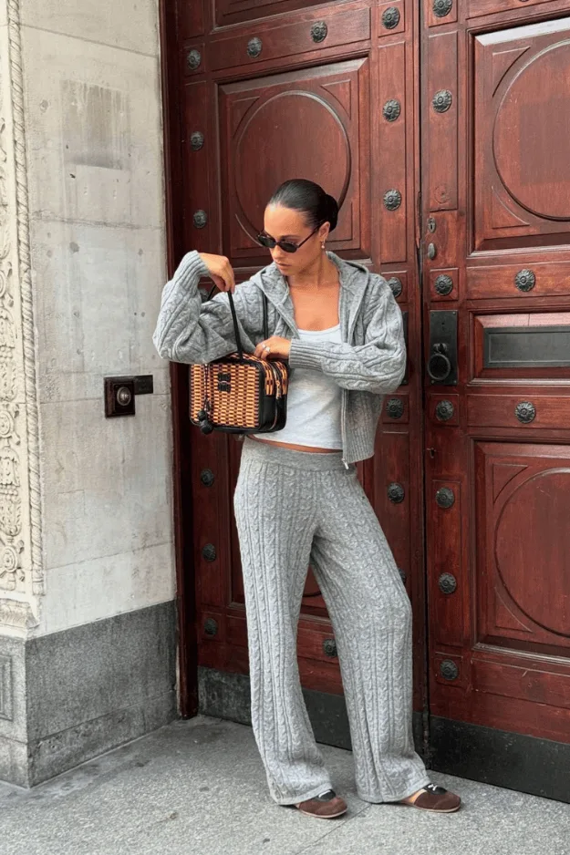 Ensemble en maille grise, gilet zippé porté sur un pantalon en tricot assorti