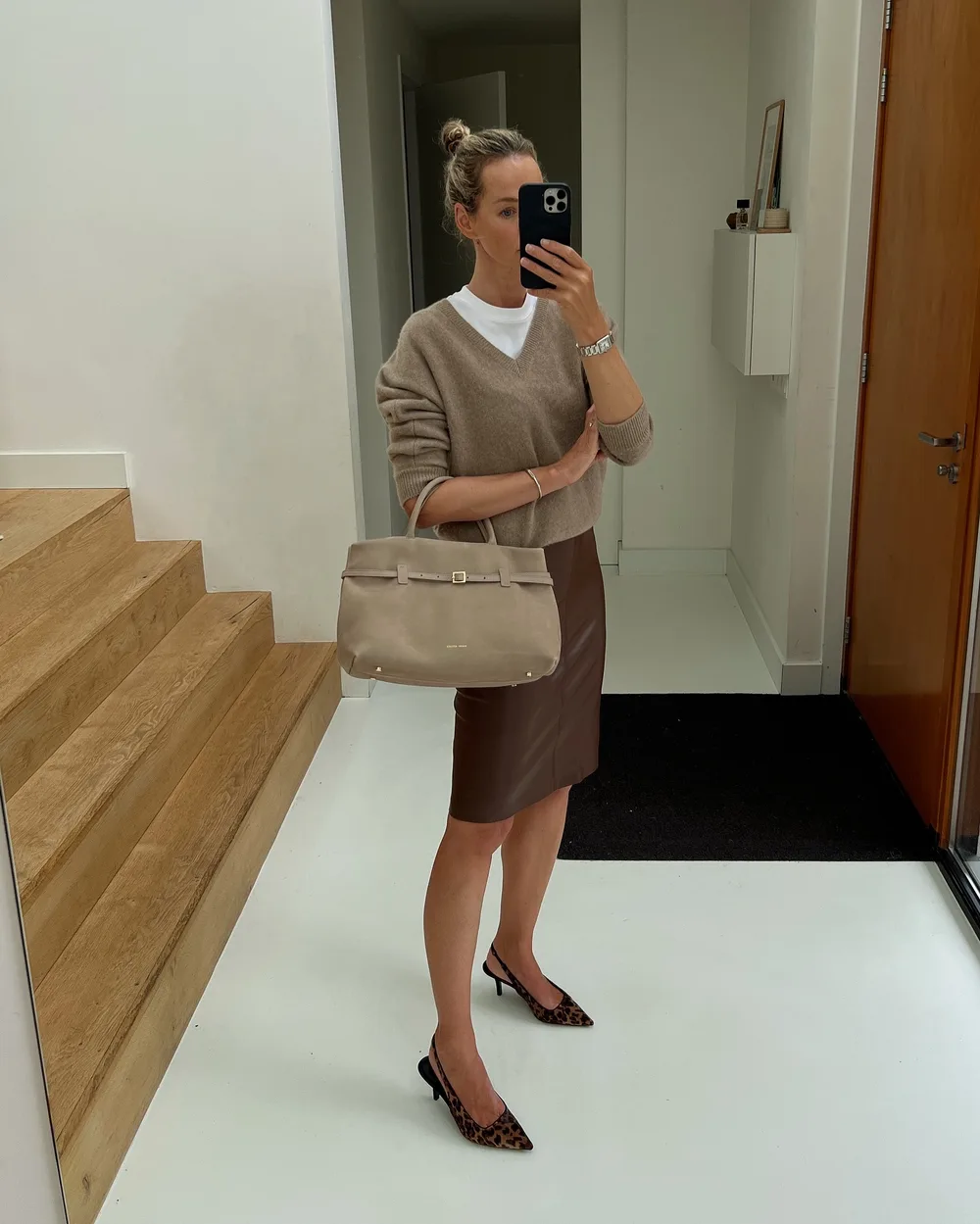 Escarpins léopard portés avec une tenue tailleur taupe et un sac assorti