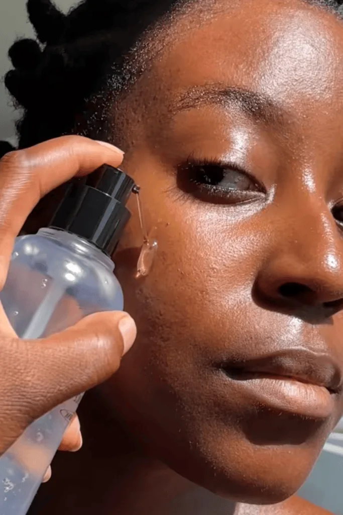 Femme appliquant une essence coréenne d'un flacon bleu sur sa peau lumineuse