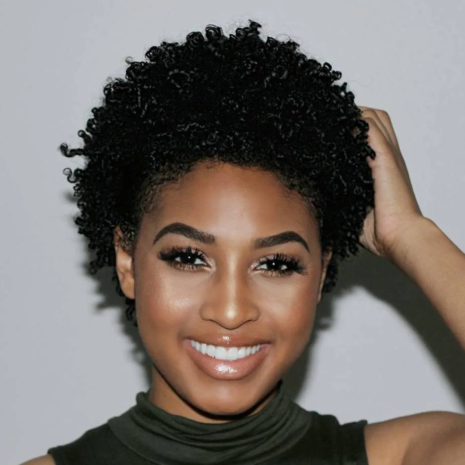 Femme aux cheveux crépus avec coupe tapered dégradée sur les côtés, de face