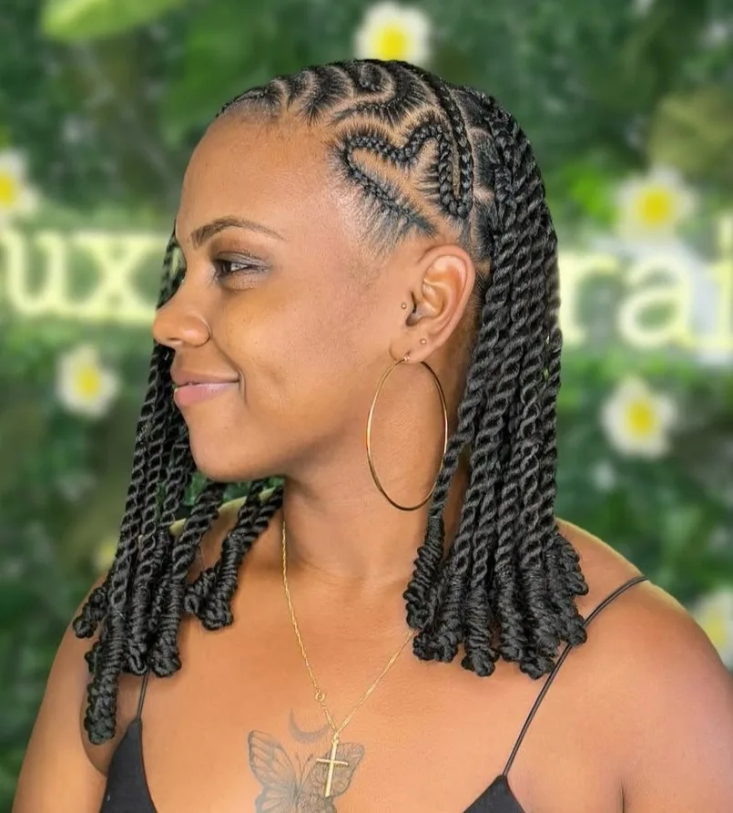 Femme aux cheveux crépus coiffée en box braids longues et fines, de profil
