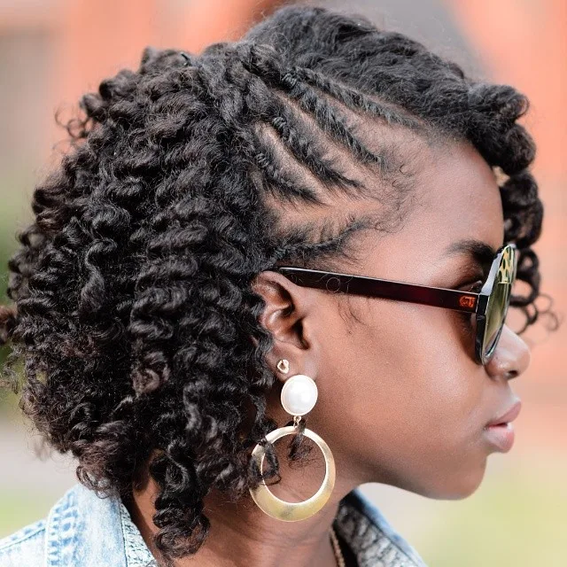 Femme aux cheveux crépus coiffée en flat twists graphiques avec lunettes, de profil