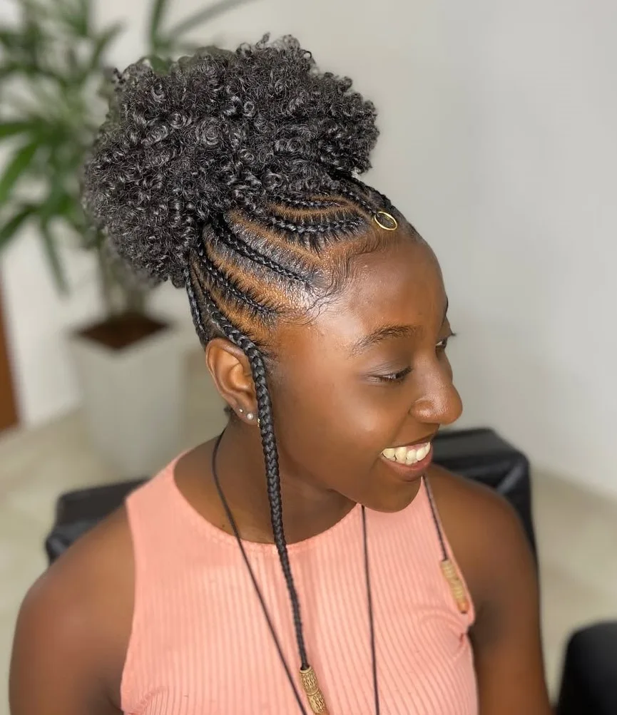 Femme aux cheveux crépus coiffée en frohawk tressé sur les côtés, de face